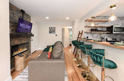 Parkville Apartment | JazzKey Suites & Kindred Retreats/Full Kitchen/Coffee Bar/Good Vibes/WiFi