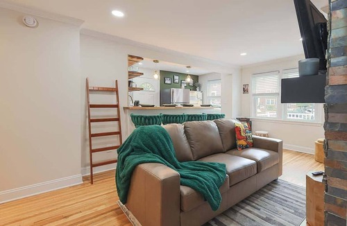Parkville Apartment | JazzKey Suites & Kindred Retreats/Full Kitchen/Coffee Bar/Good Vibes/WiFi