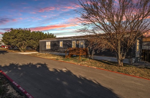 Copperas Cove House | Joy Drive In Movie & RV Resort - 2995 Barr Ln - Relaxing 3BR/2BA Getaway
