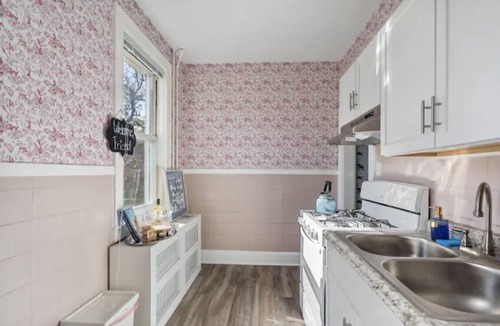 Westfield Apartment | Jungle Retreat! Parking/Yard/Wine/Firepit