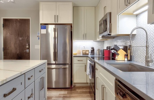 DeBaliviere Place Apartment | Kasa Forest Park St. Louis