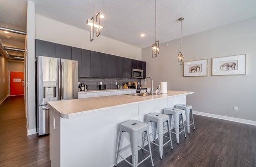 Downtown Des Moines Apartment | Kasa | Inviting 2BD + Walk to Dining | Des Moines