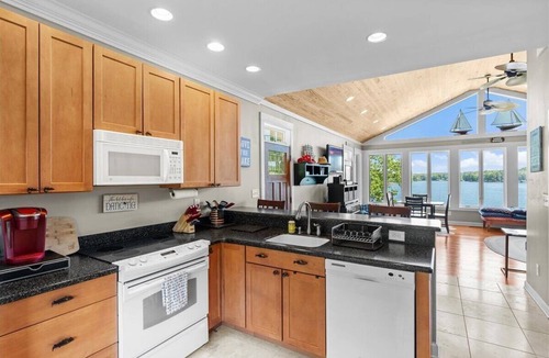 Henrico House | Kayak Cove | Cozy Waterfront Retreat