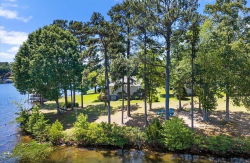 Henrico House | Kayak Cove | Cozy Waterfront Retreat