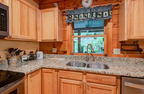 Vilas Cabin | Kaylee's Kabin is a 2BR 2B log cabin located in Valle Crucis. Peaceful, private and pet friendly