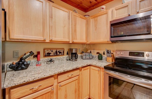 Vilas Cabin | Kaylee's Kabin is a 2BR 2B log cabin located in Valle Crucis. Peaceful, private and pet friendly
