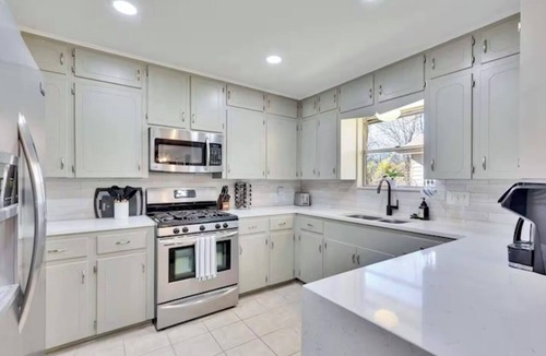 Egger Acres House | [KC] Spacious 4-BD house, fenced yard & fire pit - great for large groups!