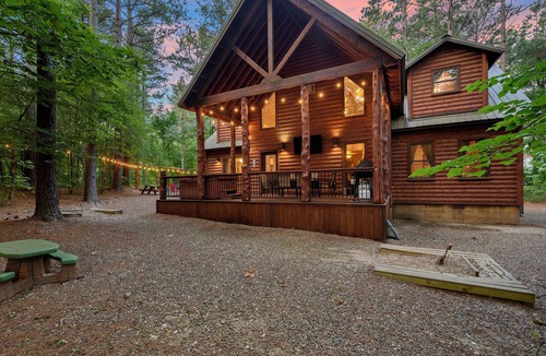 Broken Bow Cabin | Kickapoo Pines is a large, luxurious 4 bedroom, 3 ½ bath cabin near Beavers Bend State Park, Broken Bow Lake, and all the fun activities in the Hochatown area.