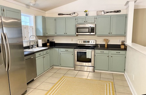 Conestee House | Kid friendly with playset and pingpong! Central and safe location!