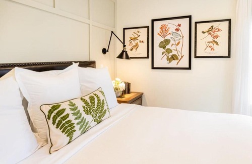 West Dundee Apartment | Kildahl House - Boutique Farmhouse Suite #2