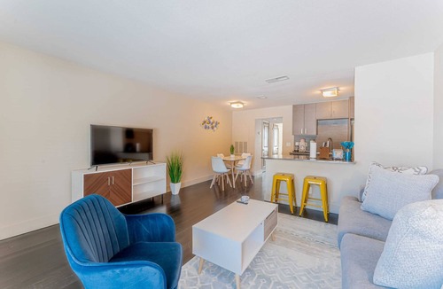 Riverside Apartment | King bed 1BR close to Downtown w fast wifi w/pool