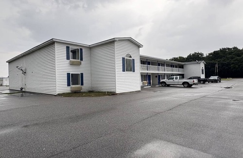 Hampton Apartment | King Bed Accessible Non-Smoking