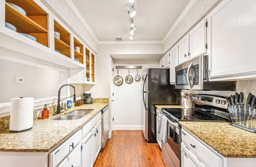 South Tulsa Condo | KING Bed Condo on Riverside; Great for Long Stays!