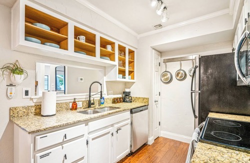 South Tulsa Condo | KING Bed Condo on Riverside; Great for Long Stays!