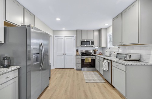 Kings Grant House | King bed, EV charger, minutes from UNCW, ILM Airport, area beaches and downtown.