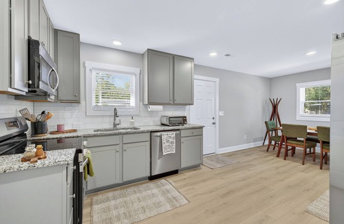 Kings Grant House | King bed, EV charger, minutes from UNCW, ILM Airport, area beaches and downtown.