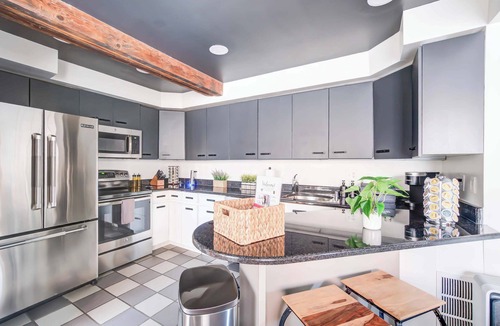 Old Town Alexandria House | King Bed! Free Parking! Brick Carriage House