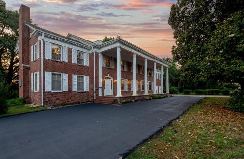 Fort Smith House | King bed! Gameroom! Super cozy-The Treasured Mist!
