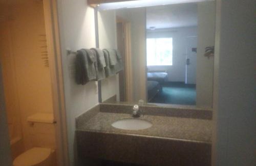 Livingston Apartment | King Bed Hotel Studio 109