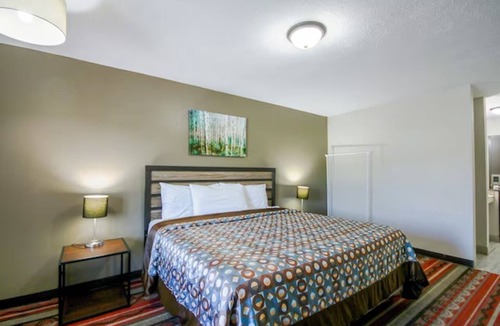 Glenwood Hotel | King Bed near West Oak Forest | 5 Miles to Pony Creek Park | Free Parking