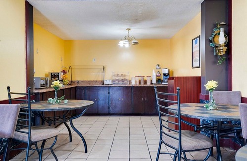 Cape Fear Apartment | King Bed|OYO Hotel Wade/Fayetteville I-95 South