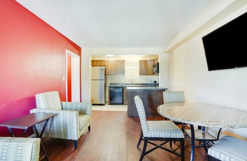 Cape Fear Apartment | King Bed|OYO Hotel Wade/Fayetteville I-95 South