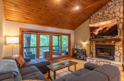 Mill Ridge Ski Chalet | King Bed, Putt-Putt w/Hot Tub, & Other Games