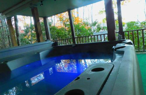 Mill Ridge Ski Chalet | King Bed, Putt-Putt w/Hot Tub, & Other Games
