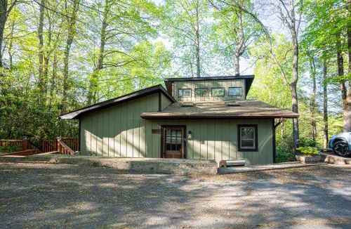 Mill Ridge Ski Chalet | King Bed, Putt-Putt w/Hot Tub, & Other Games