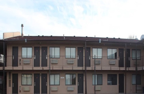 South Central Omaha Apartment | King Bed|Smoking|Omaha NE