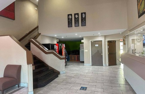 Parkway Village Apartment | King Bed | Smoking