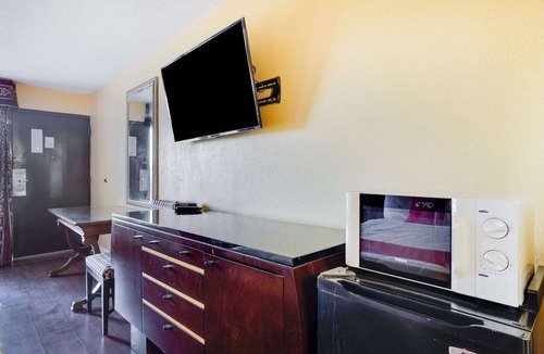 Cape Fear Apartment | King Bed|Smoking|Wade NC