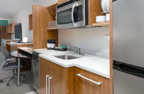 North Charleston Hotel | King Bed Studio: Kitchenette, Gym & Free Breakfast | 3 mi to Charleston Airport