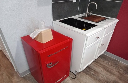 Marshall Apartment | King Bed with Kitchenette Non-Smoking