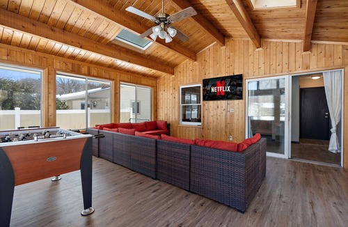 Burnsville House | King Beds, Sleeps 11, *Entertainment Included!*