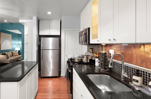 Del Ray House | King Beds <> Walk to Metro - Stylish Suite Xcape