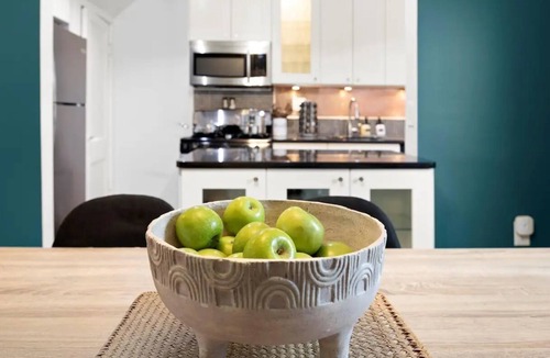 Del Ray House | King Beds <> Walk to Metro - Stylish Suite Xcape