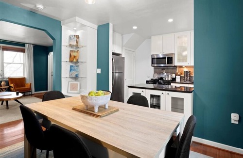 Del Ray House | King Beds <> Walk to Metro - Stylish Suite Xcape