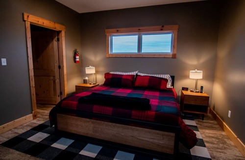 Maple Hill Hotel | King Cabin Room Buffalo