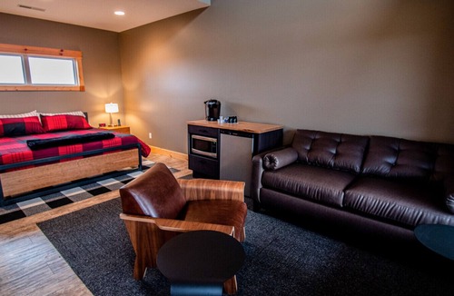 Maple Hill Hotel | King Cabin Room Sunflower