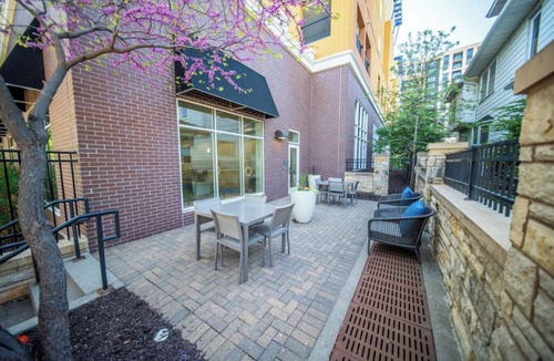 Kutzky Park Hotel | King Deluxe Studio w/Full Kitchen, Pool & Parking | Near Mayo Clinic Campus