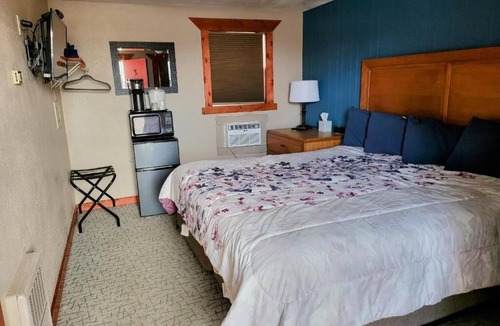 Gettysburg Hotel | King Room w/Microwave & Fridge Close to Gettysburg Attractions & Hwy 212