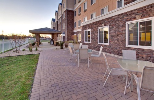 Rockford Apartment | King Studio Suite w/Pool & Free Breakfast