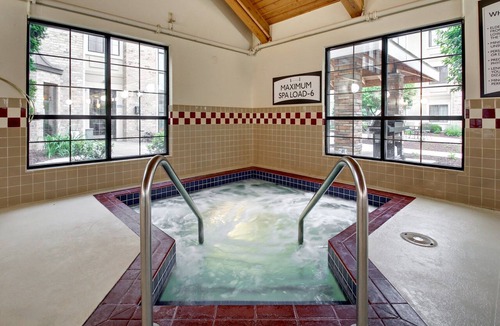 Madison Condo | King Suite. Free Breakfast. Pool. Near East Towne Mall!