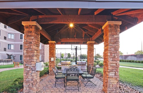 South Tulsa Apartment | King Suite in Tulsa | Free Breakfast + Fitness Center + Seasonal Outdoor Pool