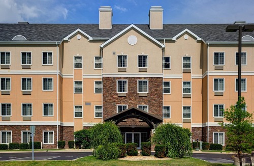 Rockford Apartment | King Suite. Pool & Breakfast. Midway Museum!