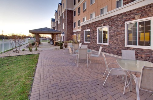 Rockford Apartment | King Suite. Pool & Breakfast. Midway Museum!