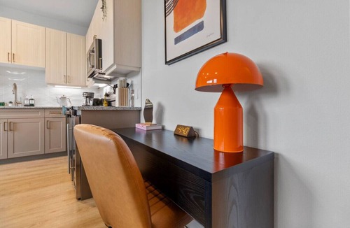 Scofield Farms Apartment | King Suite Retreat Gym + Rooftop Access New