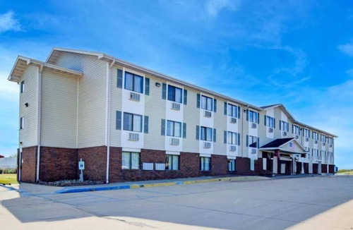 Kingdom City Apartment | Kingdom City, MO| King bed|Smoking