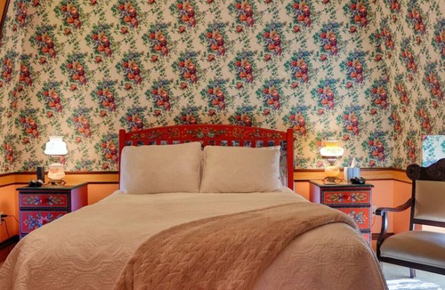 Pella Bed & Breakfast | Klompen Suite at Pella Mansion